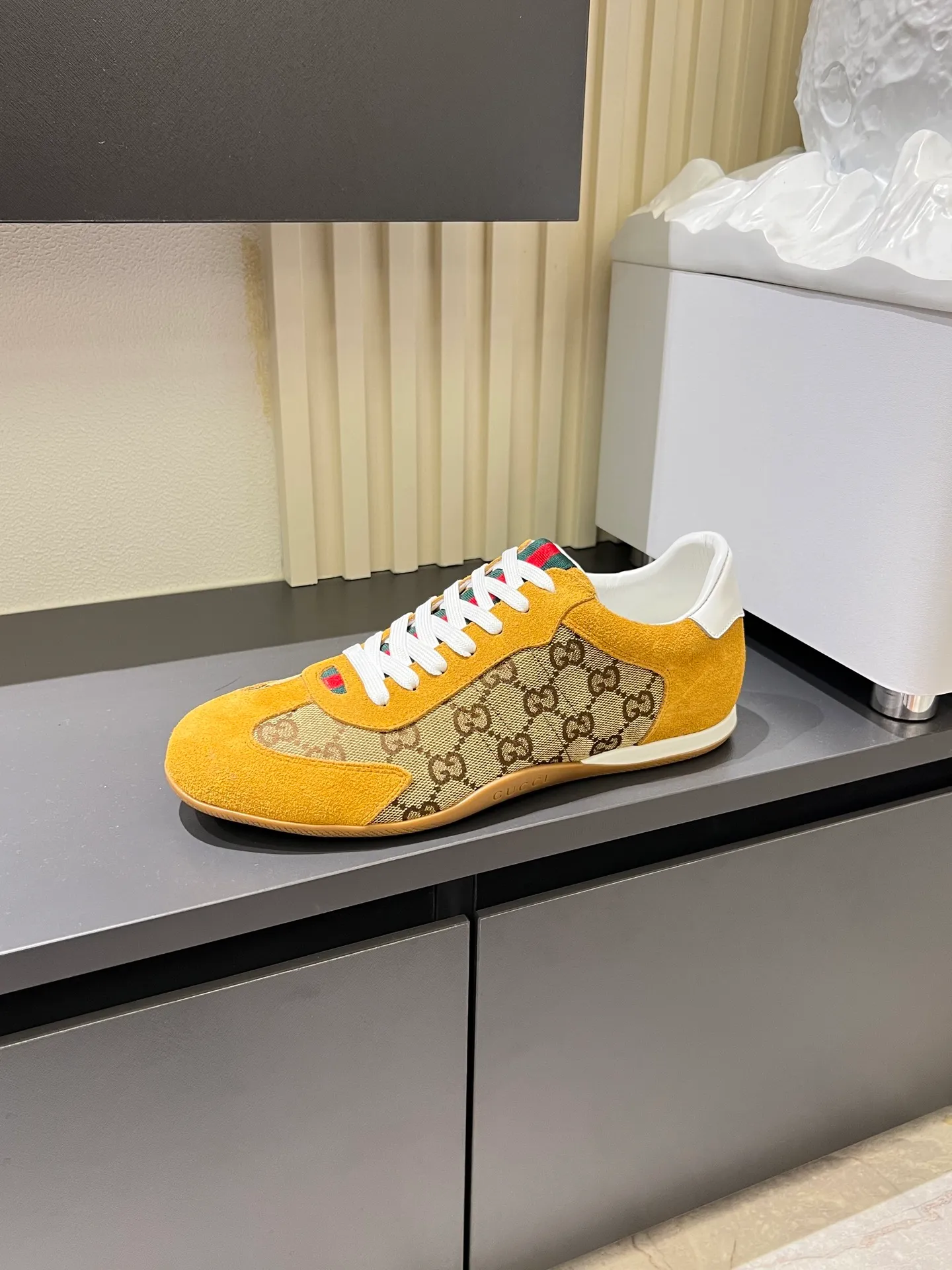 Men's shoes 💰p400 Gucci Shift series sports shoes, featuring lightweight thin sole design, suede + canvas + technical fabric splicing, perfect texture! The tongue and heel have red and green webbing, which is highly recognizable✨. The classic brown + off-white color scheme is retro and modern. The shell-toe shoe shape makes the feet smaller. It is perfect for daily wear or skirts and trousers. The upper fabric + elastic heel is easy to put on and take off, and the wrapping feeling is comfortable. It can be used for commuting and leisure. It has become one of Demna Gvasalia’s hottest items after taking over🔥. size: 38-45!